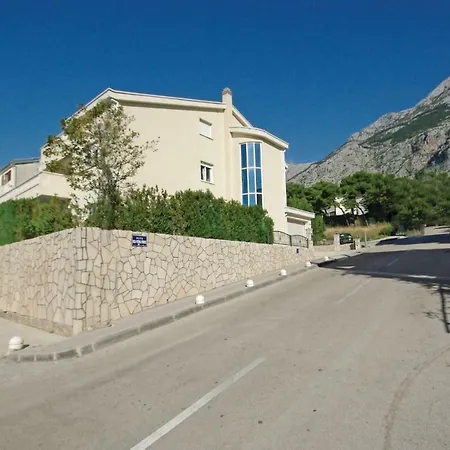 *x * Makarska